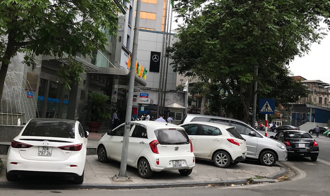 Xe đỗ tràn lan trên vỉa hè ngã tư Trần Nguyên Hãn-Ngô Quyền. Ảnh: Minh Tuấn.
