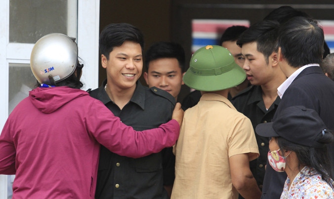 Người dân Đồng Tâm (Mỹ Đức, Hà Nội) thả 19 cán bộ, chiến sĩ công an sau cuộc đối thoại với Chủ tịch UBND thành phố Hà Nội Nguyễn Đức Chung ngày 22/4. Ảnh: Như Ý.