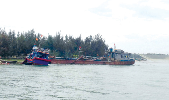 Tàu hút cát neo đậu tại Cửu Đại sáng 26/3. Ảnh: Hoài Văn.