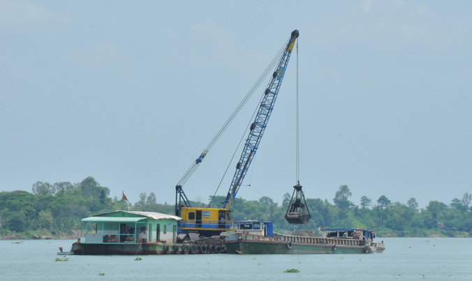 Khai thác cát trên sông Tiền.
