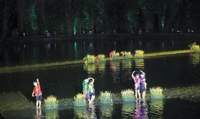 Thôn nữ cấy lúa trong bộ dạng con rối. Ảnh: N.M.Hà.