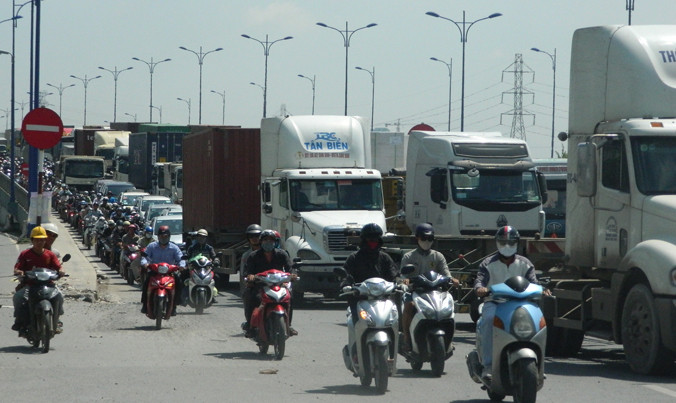Nạn kẹt xe ngày càng trầm trọng đang cản trở sự phát triển của TPHCM.