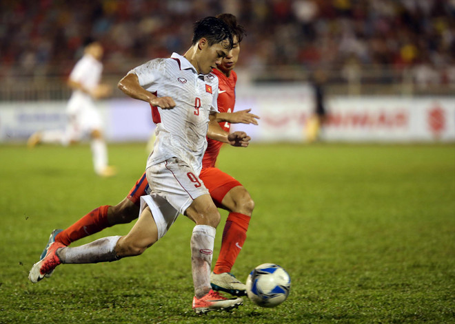 ĐT U22 Việt Nam chọn lối chơi tấn công dù đối đầu U22 Hàn Quốc được đánh giá mạnh hơn. Lối chơi này được xem là tính toán của BHL U22 Việt Nam nhằm có sự chuẩn bị tốt nhất cho SEA Games 2017. Ảnh: VSI.