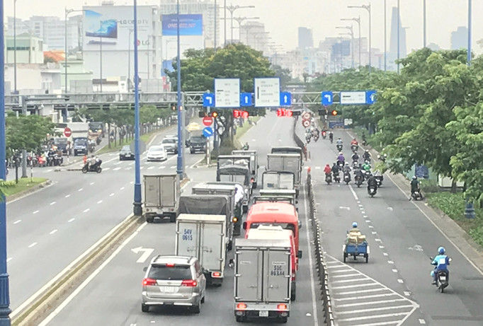 Nhiều đèn đỏ ở các giao lộ cả hai chiều. Ảnh: Văn Minh.