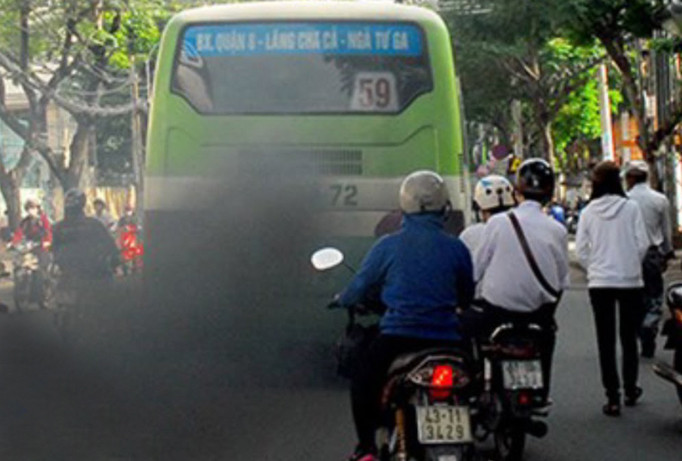 Đề xuất tăng thuế môi trường với xăng dầu chưa được xã hội đồng tình. Ảnh: Hồng Vĩnh.