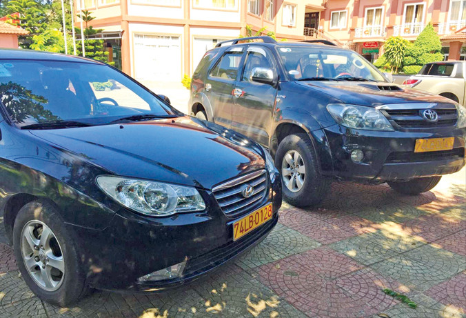 Những chiếc xe mang biển số 74LB đã được sử dụng từ 7 -12 năm tại Quảng Trị. Ảnh: Q.N.