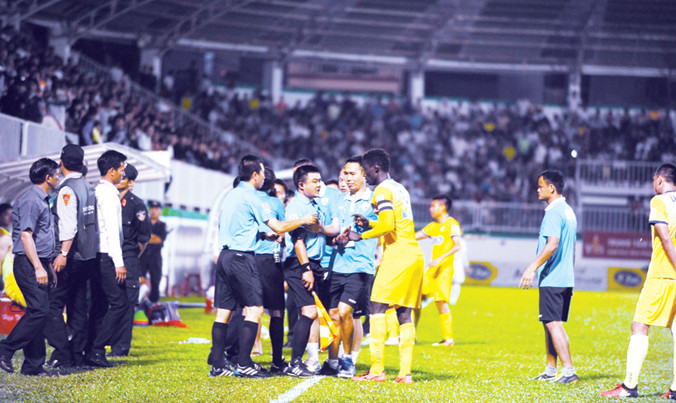 Trước sự phản ứng của các cầu thủ Thanh Hóa, trọng tài quyết định “bẻ còi” trên sân Pleiku. Ảnh: VSI.