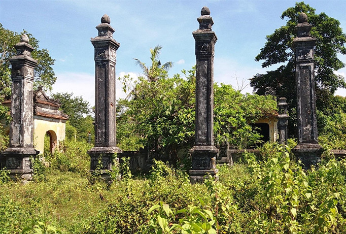 Hiện còn nhiều kiến trúc có giá trị về mặt văn hóa, tâm linh và nghệ thuật.