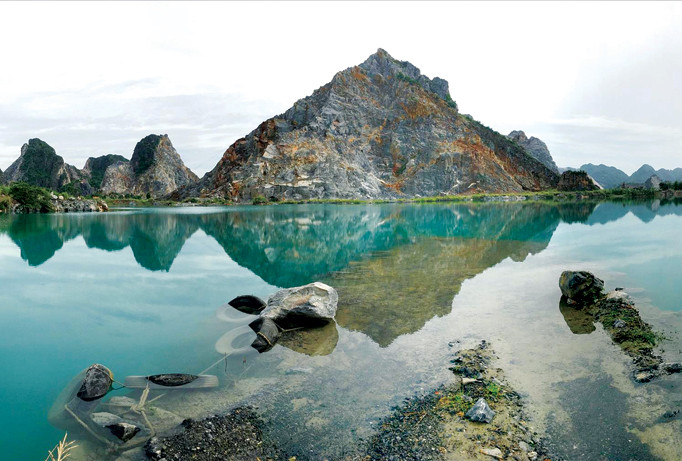 Toàn cảnh “Tuyệt tình Cốc” giữa công trình khai thác đá.