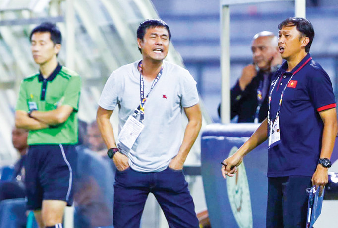 HLV Hữu Thắng chỉ có thể dậm chân kêu trời khi không có được sự giúp sức cần thiết trong những thời điểm khó khăn từ đội ngũ trợ thủ ông lựa chọn. Ảnh: VSI.