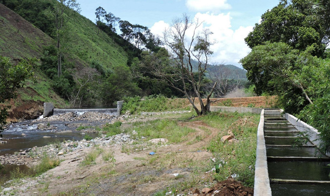 Doanh nghiệp tự ý xây đập ngăn suối, dẫn mương nước nuôi cá tầm.