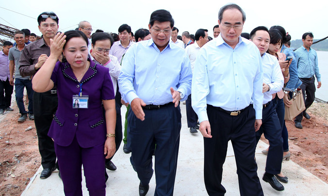 Ông Nguyễn Thiện Nhân, Chủ tịch Ủy ban T.Ư MTTQ Việt Nam, kiểm tra việc tập kết cát sỏi ở huyện Phúc Thọ và Đan Phượng, Hà Nội. Ảnh: Mạnh Thắng.