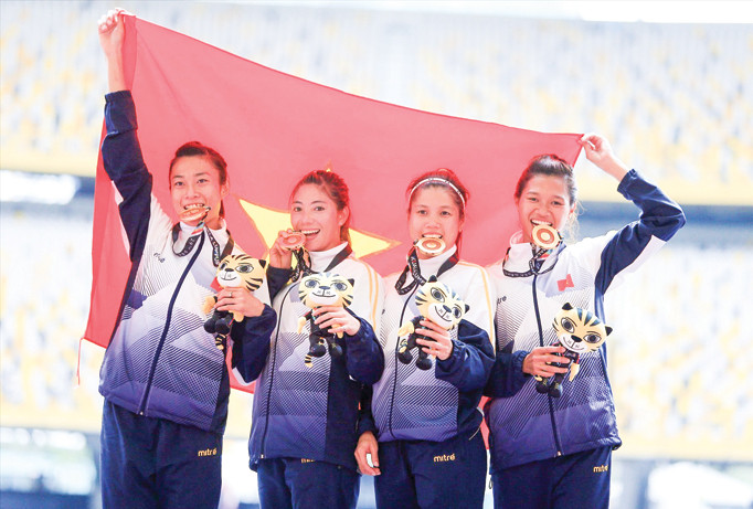 Đội tiếp sức nữ 4x100m với tấm HCV lịch sử. Ảnh: VSI.