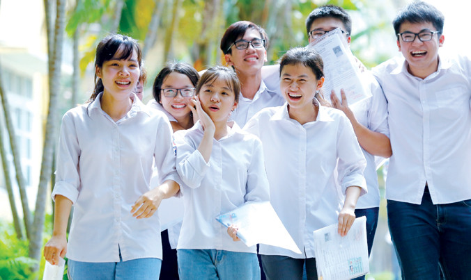 Thí sinh vui vẻ làm được bài môn Ngữ văn tại điểm thi THPT Chu Văn An - TP Thái Nguyên. Ảnh: Như Ý.