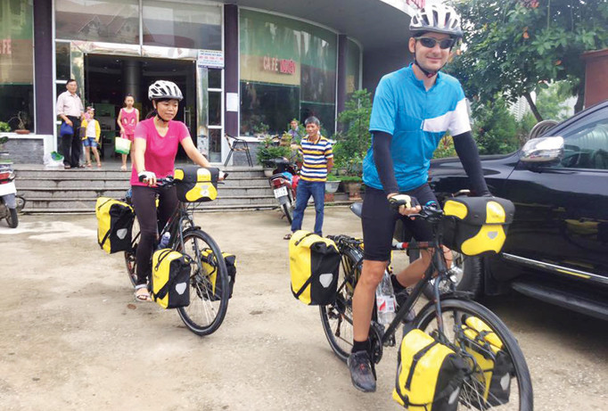 Vợ chồng Linh – Peter rời Lạng Sơn về Thái Nguyên.