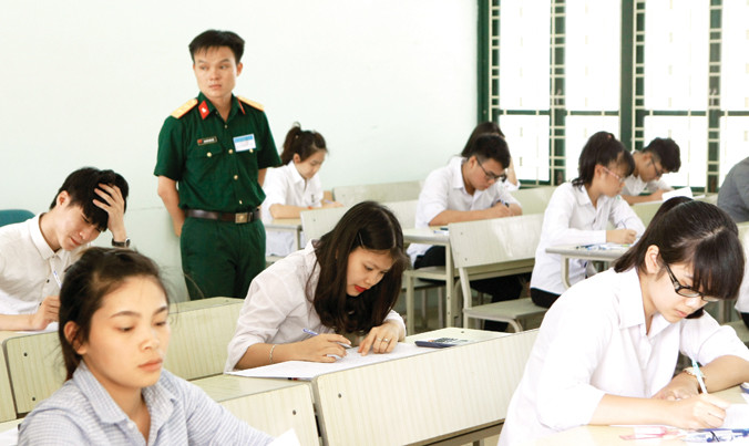 Thí sinh dự thi THPT Quốc gia năm 2016 tại hội đồng thi Học viện Kỹ thuật Quân sự Hà Nội. Ảnh: Như Ý.