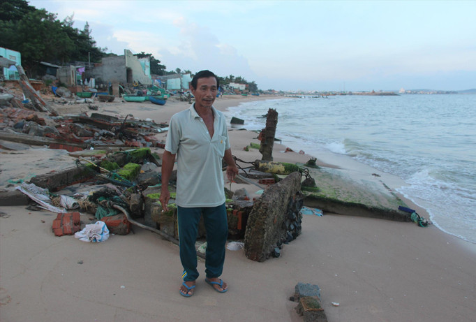 Nơi từng là nhà của một hộ dân đã nằm dưới nước biển.