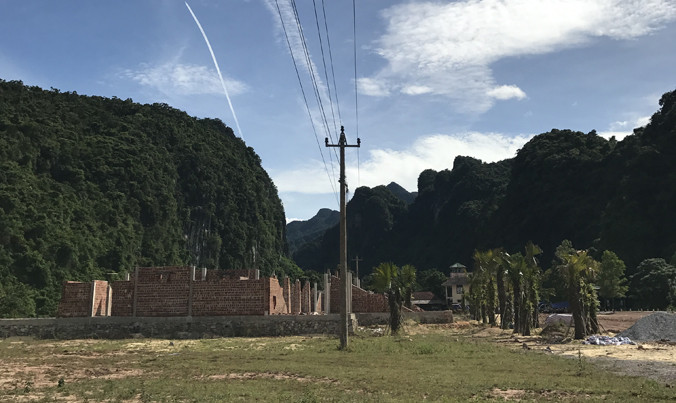 Đường điện cao thế chạy trên đầu công trình mà Công ty Phù Sa Đỏ đang tiến hành xây dựng.