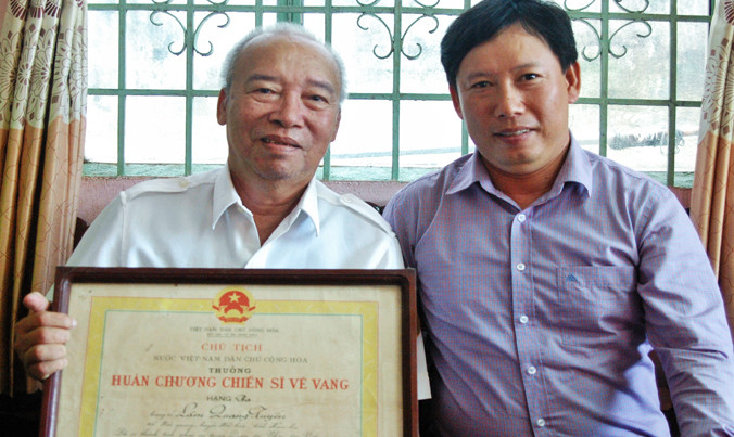 Phóng viên và bác Tuyến tại ngôi nhà của bác ở Vũng Tàu. Ảnh: Duy Thanh.