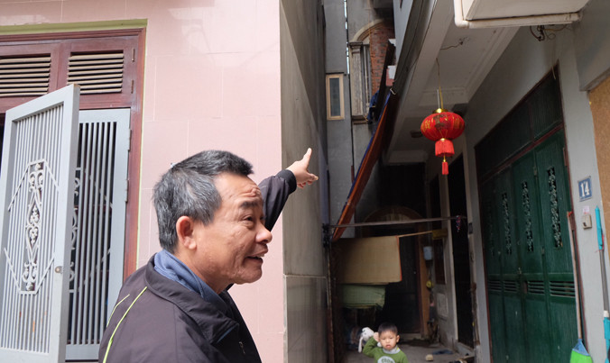 Hai dãy nhà được xây dựng sát khối đang bị tách rời với khoảng cách ngày càng xa.