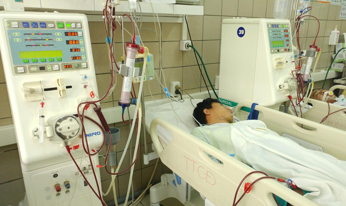 Sinh viên ngộ độc rượu đang được điều trị tại BV Bạch Mai.