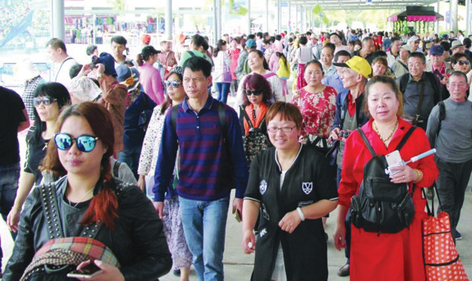 Du khách thoải mái dạo chơi sau chiến dịch “bàn tay sắt” đưa du lịch Quảng Ninh phát triển đúng quỹ đạo.