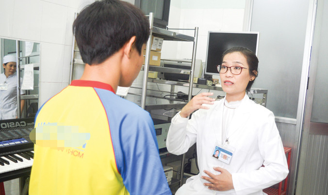 Bác sĩ Trang luyện cách phát âm cho bệnh nhân “giọng mái”.