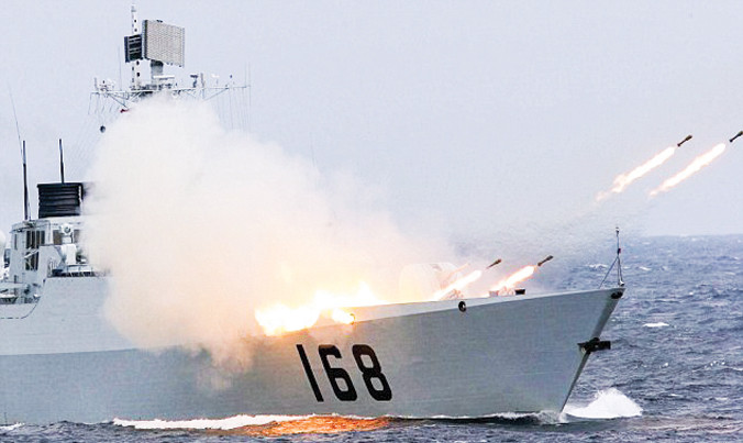 Bắc Kinh tuyên bố tập trận trên biển Đông sau khi tuyên bố phớt lờ phán quyết của Tòa trọng tài về vụ Philippines kiện Trung Quốc. Ảnh: AP.