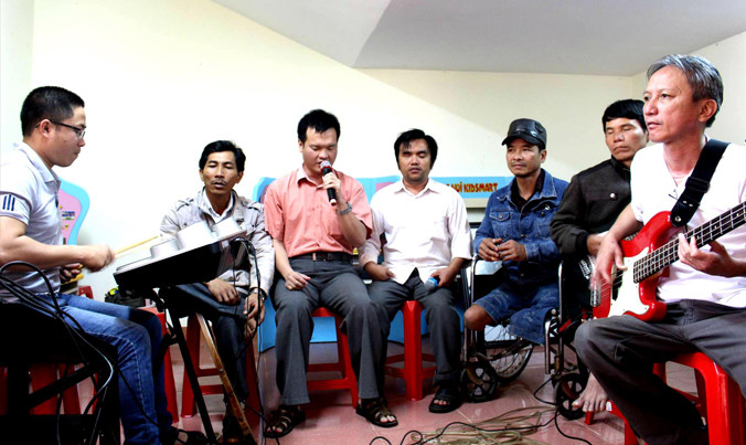 Anh Hưng (cầm micro) và các thành viên ban nhạc đang tập luyện.