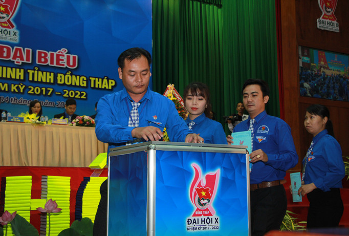 Đại biểu bỏ phiếu bầu các Ủy viên Ban Chấp hành Tỉnh Đoàn khóa X, nhiệm kỳ 2017-2022. Ảnh: N.T.