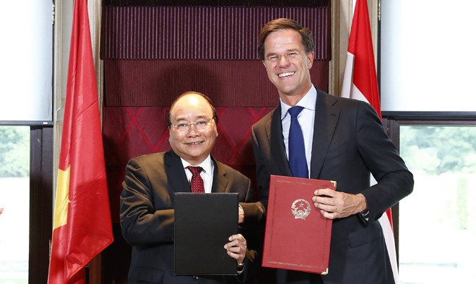 Thủ tướng Nguyễn Xuân Phúc và Thủ tướng Mark Rutte trao tuyên bố chung chiều 10/7 (giờ địa phương). Ảnh: Th.Nh.