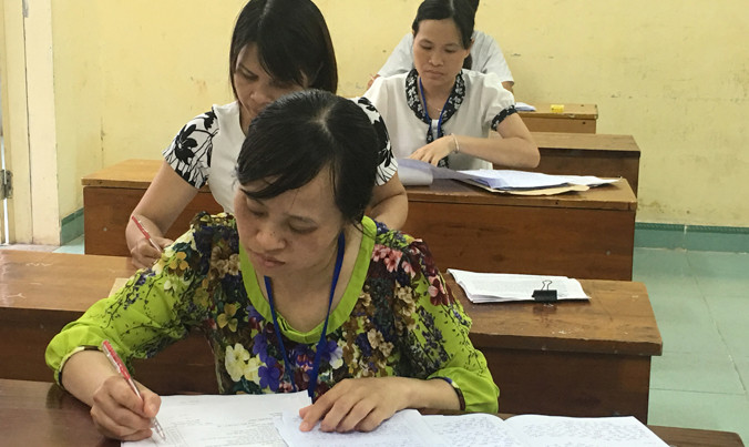 Giám thị chấm thi môn Ngữ văn tại hội đồng chấm thi Sở GD&ĐT Hưng Yên. Ảnh: nghiêm Huê.