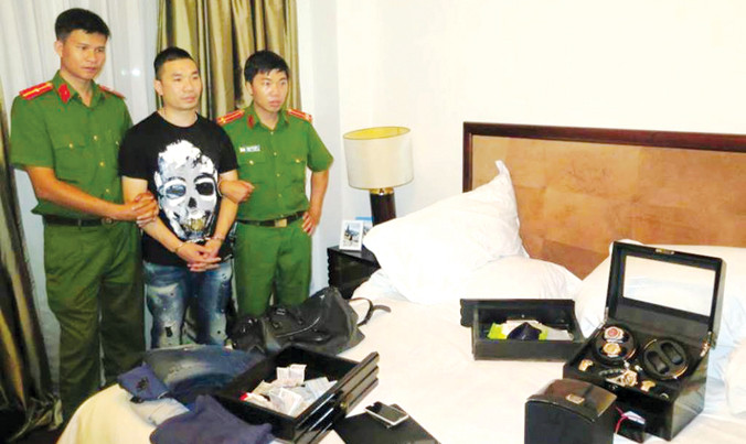 Hiếu được đưa đến căn hộ thuê ở đường Nguyễn Du khám xét. Ảnh: CA.