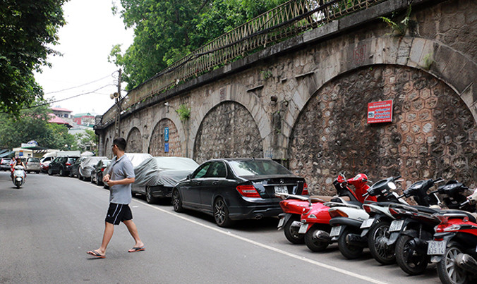 Các nhà kiến trúc, nghiên cứu văn hóa kỳ vọng việc đập thông 127 vòm cầu Phùng Hưng thay đổi diện mạo đô thị Hà Nội. Ảnh: Mạnh Thắng.