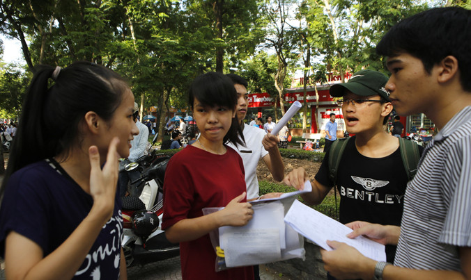 Kỳ thi THPT quốc gia năm nay, trong một phòng thi mỗi thí sinh sẽ có 1 đề riêng biệt. Ảnh: Như Ý.