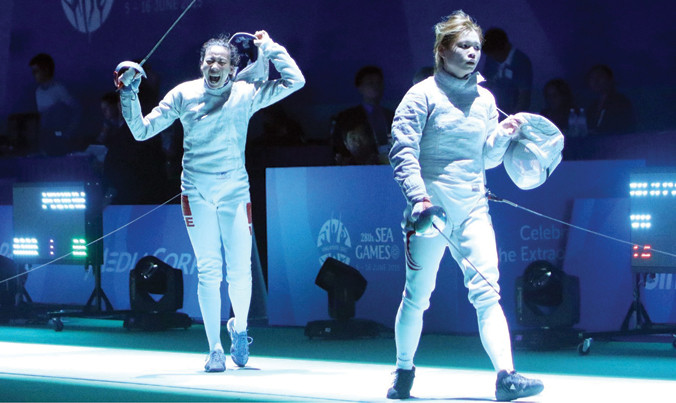 Lệ Dung (trái) ăn mừng chiến thắng tại SEA Games 28. Sau hơn nửa năm có quyết định đi điều trị chấn thương, Lệ Dung vẫn chưa thể lên đường do “vướng thủ tục”. Ảnh: VSI.