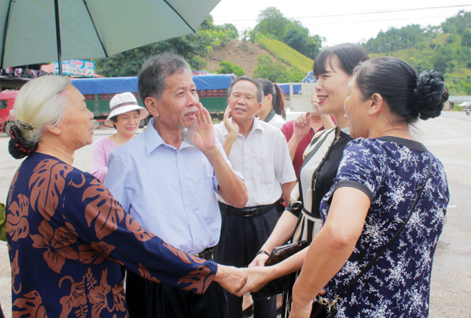 Nhà văn Nguyễn Huy Thiệp gặp lại đồng nghiệp xưa.