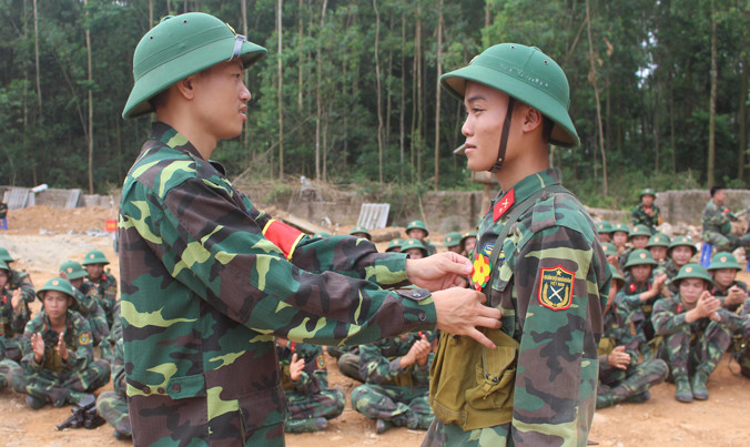 Chiến sĩ đạt kết quả cao trong kiểm tra bắn đạn thật tại Tiểu đoàn 2, Lữ đoàn 297 được tặng hoa. Ảnh: H.S.