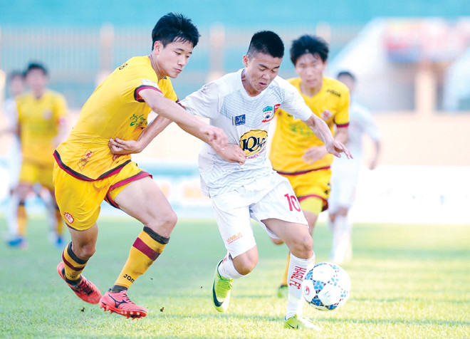 Lứa U19 HAGL hiện tại (phải) chưa đáp ứng được kỳ vọng của người hâm mộ như với lứa U19 HAGL năm 2014. Ảnh: VSI.