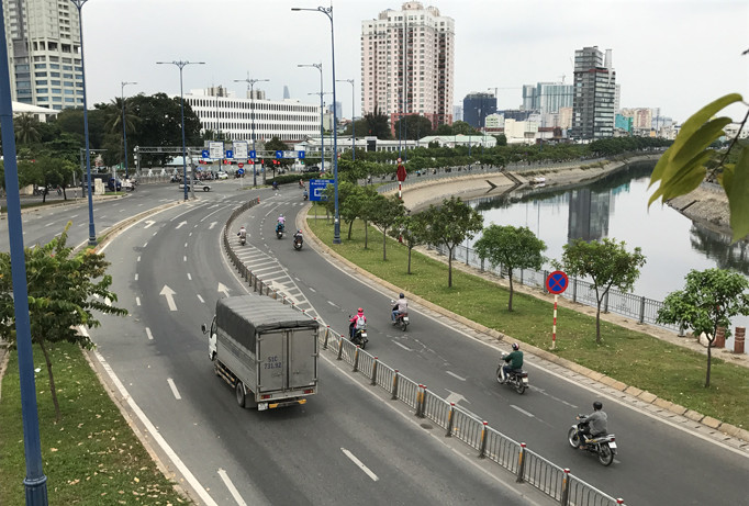 Trong khi đó, nhiều đoạn đường cong, khúc cua hẹp rất nguy hiểm cho các phương tiện. Ảnh: Văn Minh.