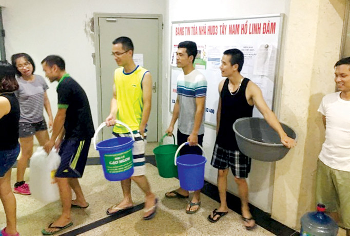 Người dân tòa nhà HUD3 Tây Nam Linh Đàm khổ vì lần thứ 2 từ khi nhận nhà phải xách nước. Ảnh: Cư dân cung cấp.