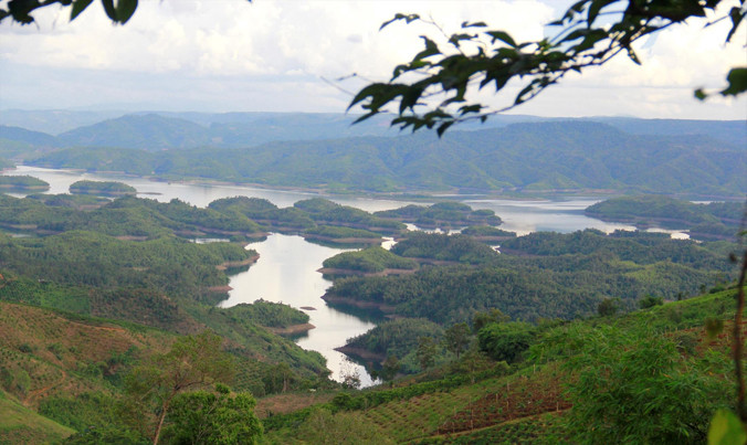 Những hòn đảo tiếp nối nhau giữa hồ Tà Đùng được ví như Hạ Long trên cao nguyên. Ảnh: Thanh Trần.