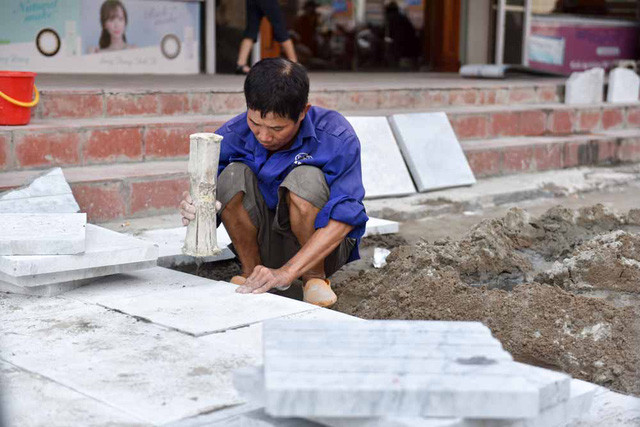 Hà Nội đồng loạt lát vỉa hè bằng đá tự nhiên: Trả lại tên cho em...