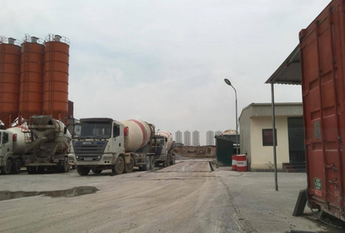 Trạm trộn bê tông và nhà xưởng trái phép tại đất dự án.