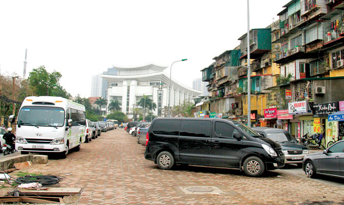 Bãi xe lậu trên phố Nguyên Hồng tái xuất sau đợt ra quân xử lý. Ảnh: Trường Phong.