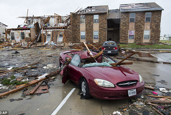 Nhà cửa, đường sá ở thành phố Rockport bị hư hỏng nặng. Ảnh: AP.