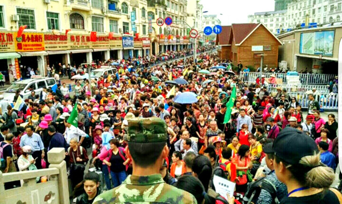 Du khách chen chúc xếp hàng dài cả km đợi làm thủ tục xuất nhập cảnh tại cửa khẩu Đông Hưng (Trung Quốc) để được tham gia “tour 0 đồng”.