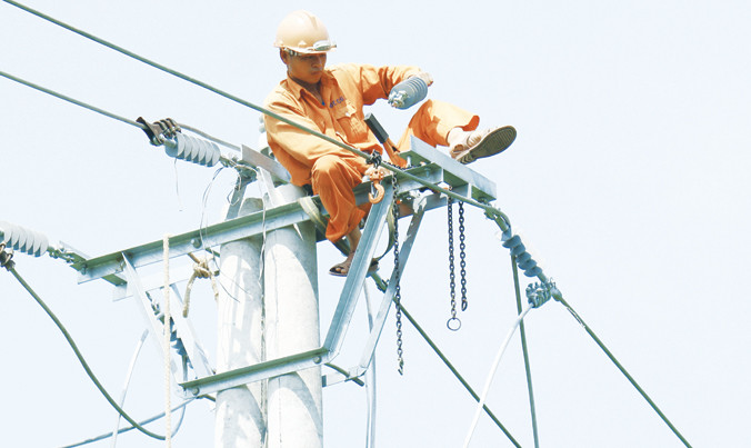 Theo các chuyên gia, EVN sẽ phải tiếp tục tăng năng suất, giảm tổn thất điện năng trước khi đề xuất tăng giá điện. Ảnh: Như Ý.