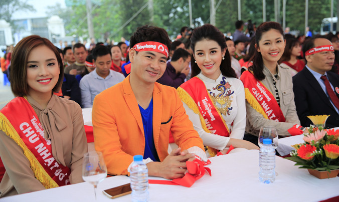 Nghệ sĩ Xuân Bắc và các người đẹp tham dự ngày Chủ nhật Đỏ. Ảnh: Hồng Vĩnh.