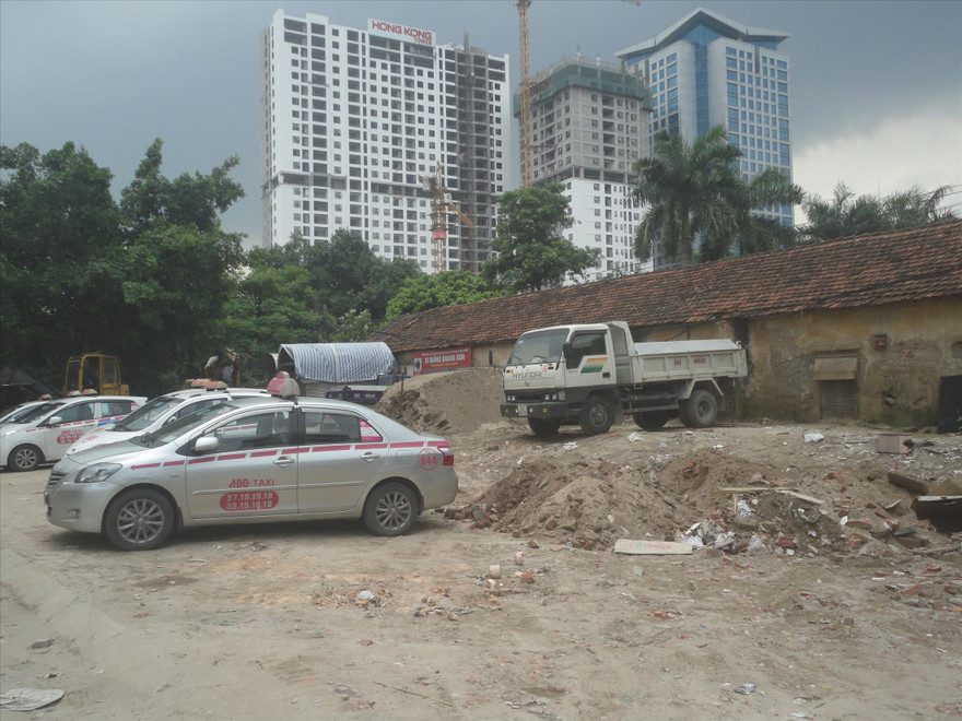 Vỉa hè bị chiếm dụng